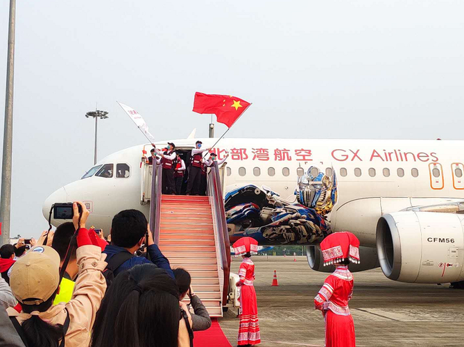 广西7名老表回家啦中国政府赴柬埔寨抗疫医疗专家组圆满完成任务回国